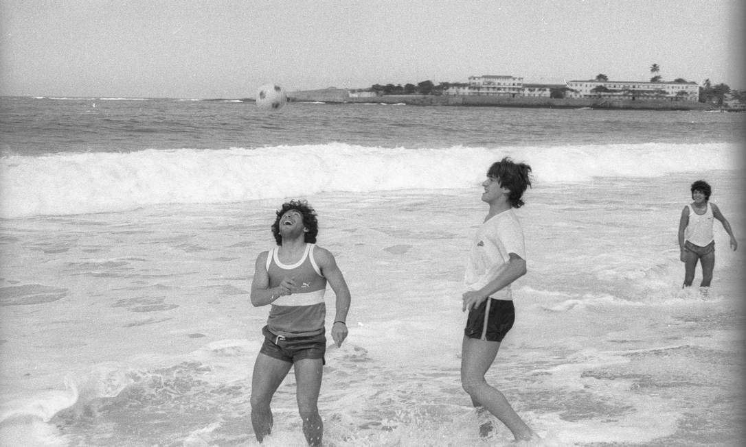 Maradona joga futebol na praia de Copacabana, Zona Sul do Rio Foto: Joaquim Nabuco / Agência O Globo - 13/07/1985