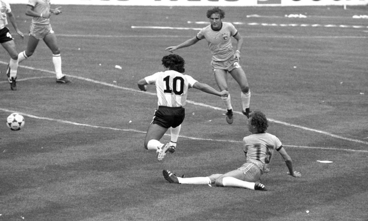 Maradona tenta passar pelo volante brasileiro Falcão na derrota de 3 a 1 para o Brasil, no Estádio Sarriá, em Barcelona Foto: Erno Schneider / Agência O Globo - 02/07/1982