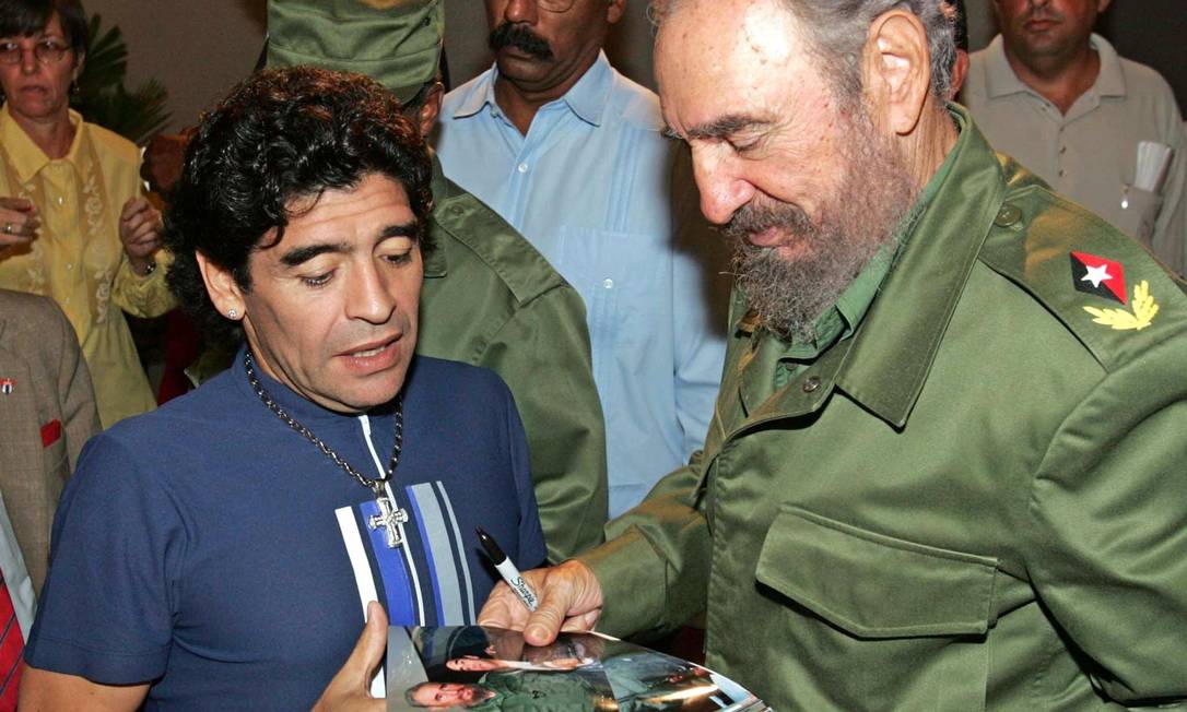  Diego Armando Maradona e o então presidete cubano Fidel Castro, em Havana, em 2005 Foto: Ismael Francisco Gonzalez 