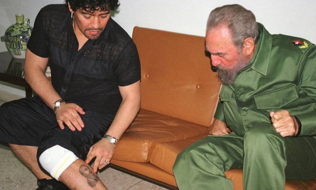 Diego Maradona exibe tatuagens de Ernesto Che Guevara e de Fidel Castro para o próprio, no Palácio da Revolução de Havana. Maradona era simpatizante da revolução cubana e manteve relação estreita com líderes da esquerda latino-americana Foto: Alfredo Tedeschi / Reuters - 29/10/2001