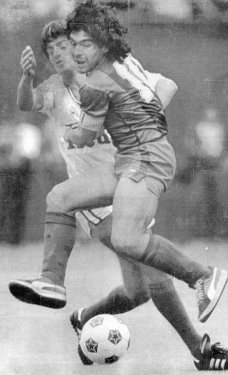 Depois da primeira passagem pelo Boca, Diego Maradona foi contratado pelo Barcelona, onde fez 38 gols, nos 58 jogos que disputou Foto: Arquivo - 04/06/1984