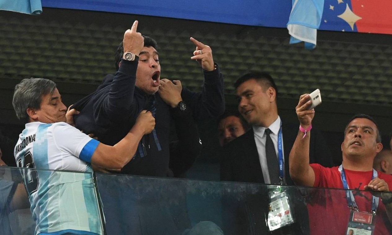 Diego Maradona reage durante partida de futebol do Grupo D da Copa do Mundo de 2018 da Rússia entre Nigéria e Argentina, no Estádio de São Petersburgo. A seleção latina venceu o jogo por 2 a 1 Foto: OLGA MALTSEVA / AFP