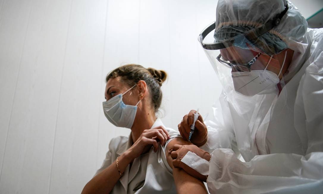 Médica recebe vacina da Rússia contra a Covid-19 Foto: Tatyana Makeyeva / Reuters