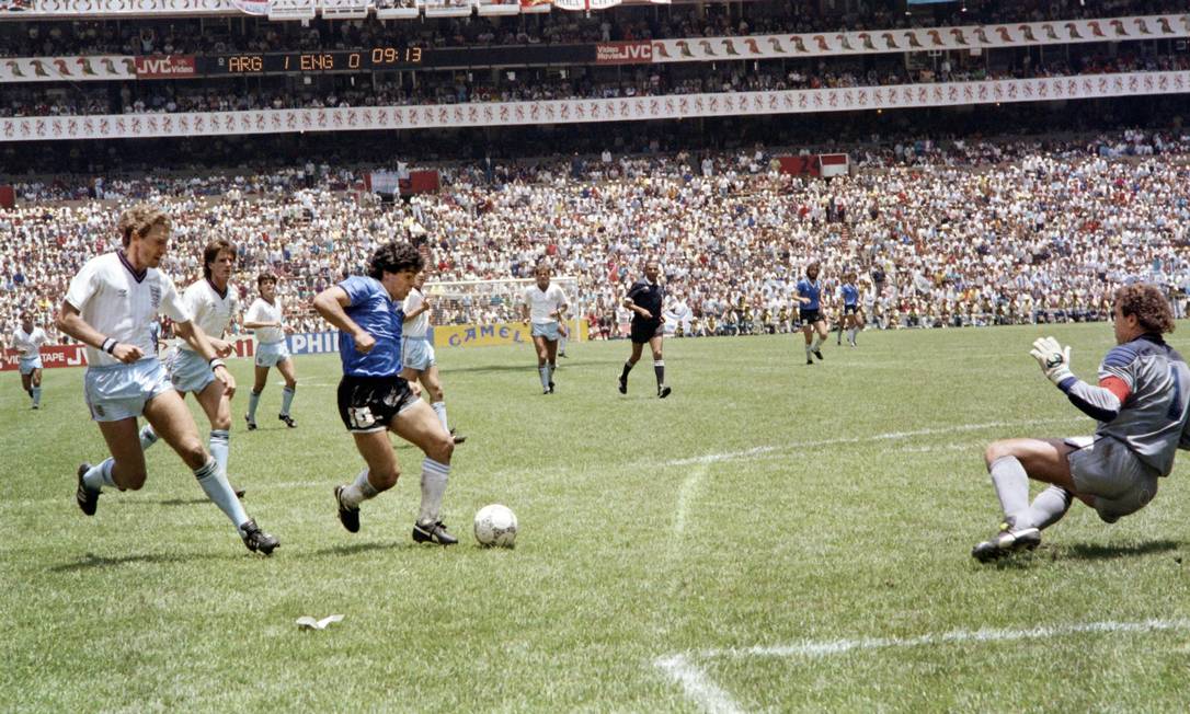 Maradona dribla o goleiro Shilton para marcar o gol mais bonito da história das Copas, na vitória da Argentina sobre a Inglaterra em 1986 Foto: STAFF / AFP