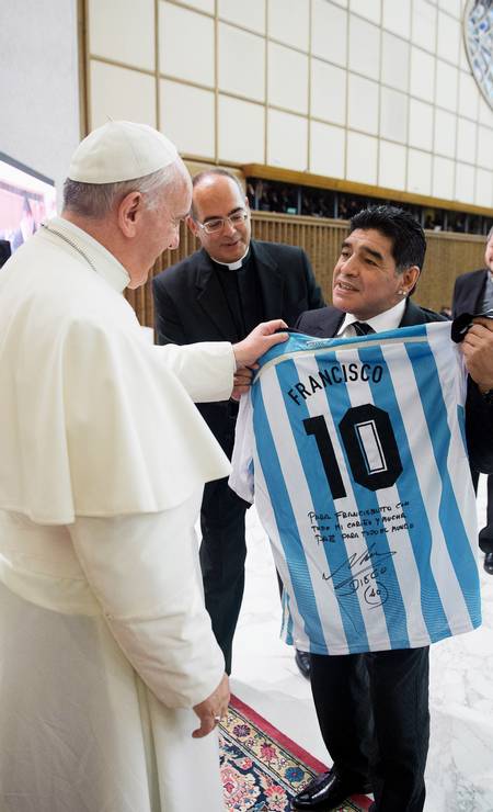 Diego Armando Maradona presenteia o compatriota Papa Francisco durante uma reunião com organizadores, jogadores e convidados do jogo inter-religioso "jogo pela paz", no salão Paulo VI, no Vaticano Foto: HANDOUT / AFP - 25/11/2020