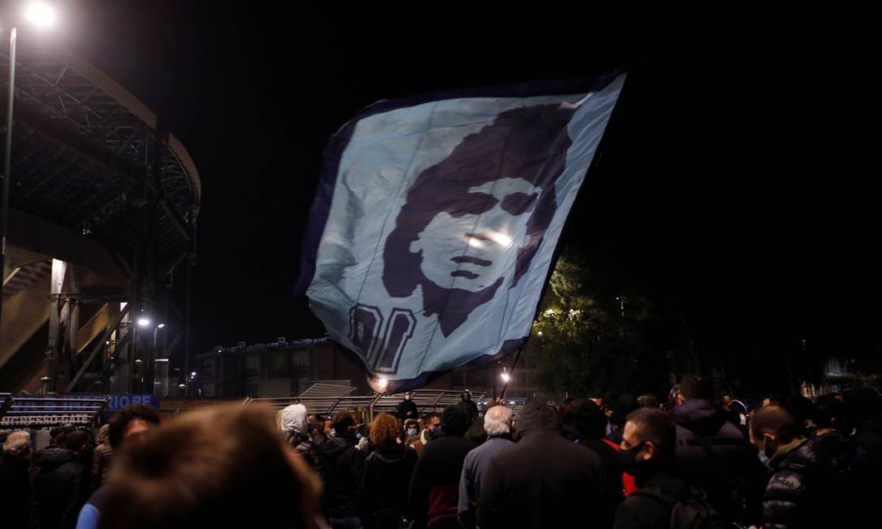 Pessoas se reúnem para lamentar a morte da lenda do futebol argentino Diego Maradona do lado de fora do estádio San Paolo em Nápoles, Itália Foto: CIRO DE LUCA / REUTERS