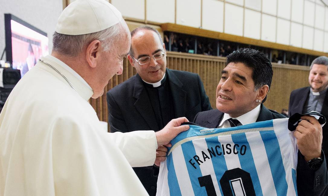  Diego Maradona presenteia o Papa Francisco com uma camisa da seleção argentina, durante visita em 2014 Foto: HANDOUT / AFP