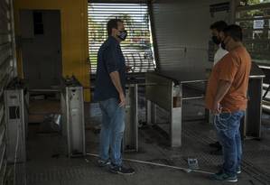 Paes visits abandoned BRT station in Recreio Photo: Guito Moreto / Agência O Globo