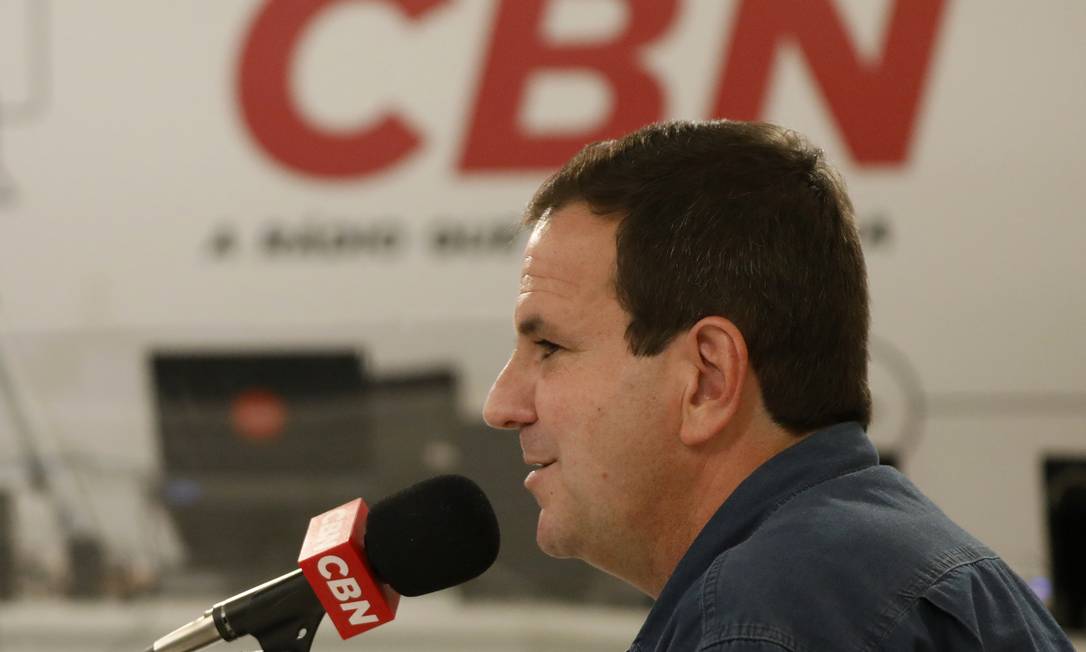 Eduardo Paes concede entrevista à rádio CBN Foto: Luiza Moraes / Agência O Globo