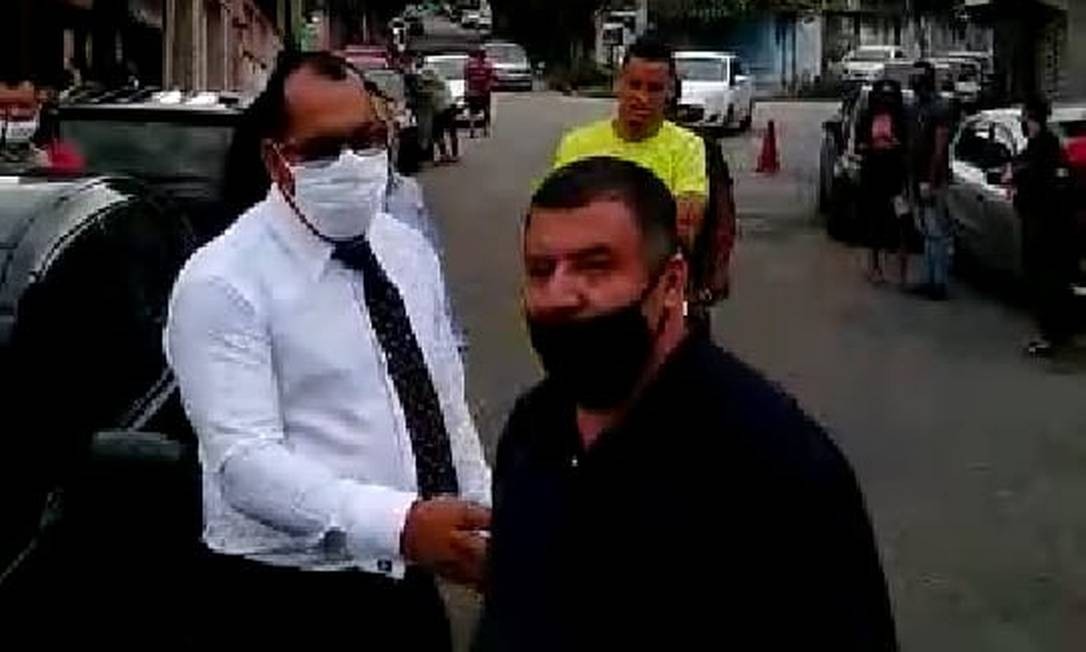 The municipal guard Roberto Figueiredo da Silva, wearing a dark blouse, after forcibly removing pamphlets from the hands of Crivella electoral cables at the door of the Universal Church Photo: Reproduction