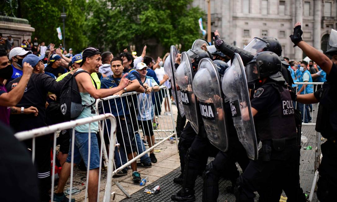 Confusão entre fãs e a polícia na entrada da Casa Rosada Foto: RONALDO SCHEMIDT / AFP