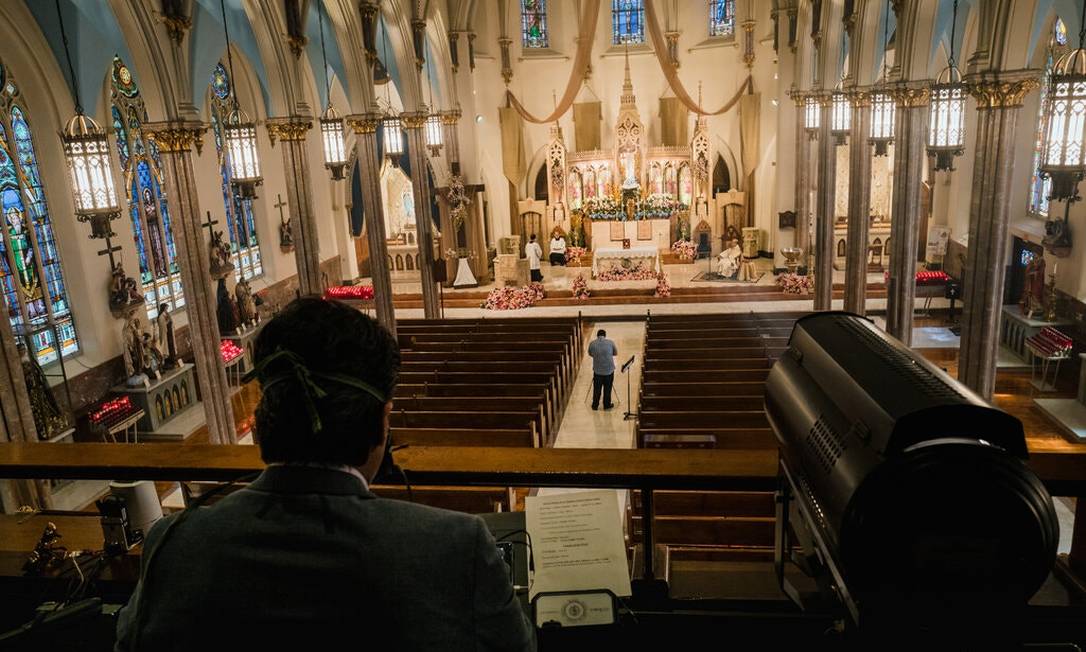 Em abril, auge da pandemia em Nova York, missa de Páscoa foi transmitida pela internet em igreja do Brooklyn Foto: Ryan Christopher Jones / New York Times