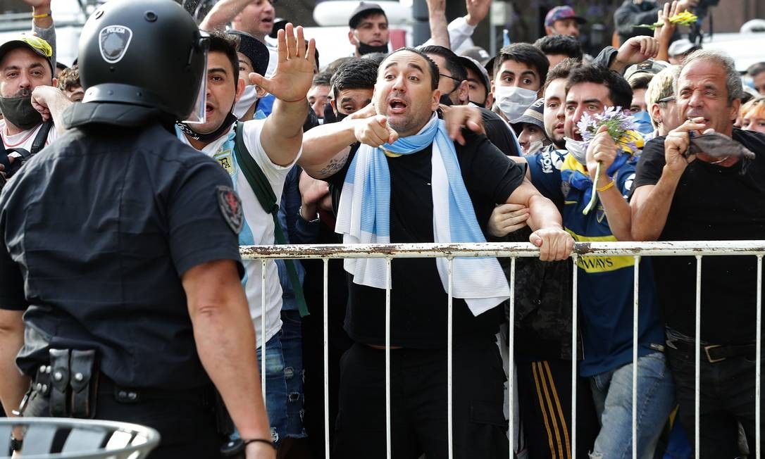 Torcedores de Diego Maradona discutem com a polícia para entrar na Casa Rosada, para velar o corpo de Maradona Foto: ALEJANDRO PAGNI / AFP