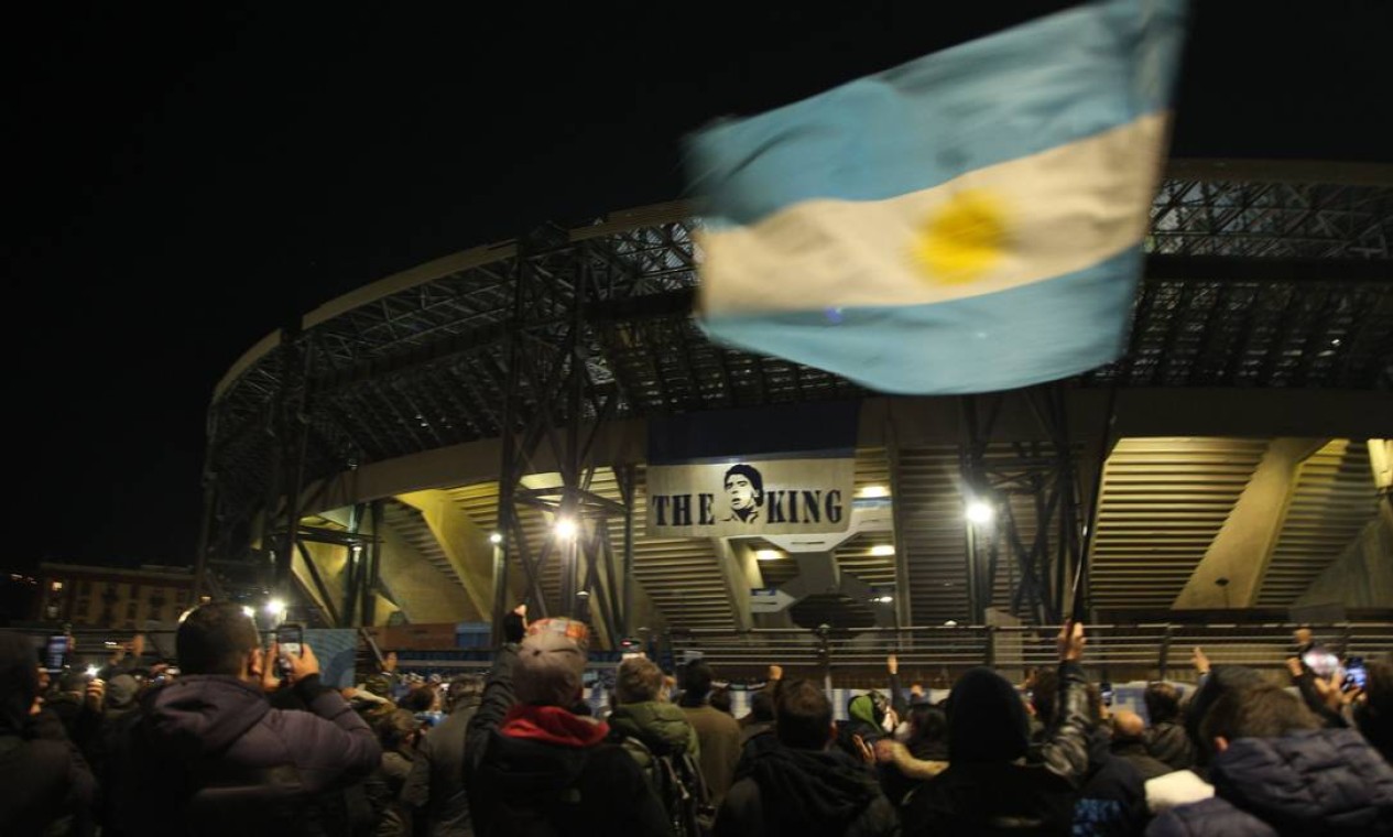 Pessoas se reúnem na entrada principal do estádio San Paolo, em Nápoles, Itália, para homenagear Maradona, que foi um dos maiores ídolos do clube Foto: CARLO HERMANN / AFP
