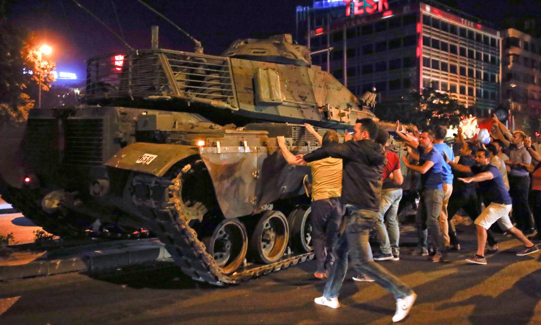 Civis tentam parar tanque ao reagir a tentativa de golpe na Turquia, em 16 de julho de 2016 Foto: Tumay Berkin / REUTERS