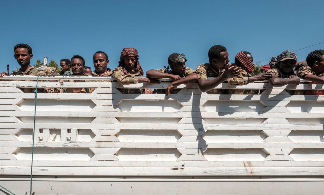 Membros das forças especiais de Amhara, região que apoia o governo federal no conflito em Tigré Foto: Eduardo Soteras / AFP