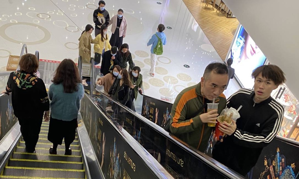 Com a pandemia controlada, a rotina voltou em shoppings e lojas da metrópoles de 11 milhões de habitantes Foto: Marcelo Ninio / O Globo