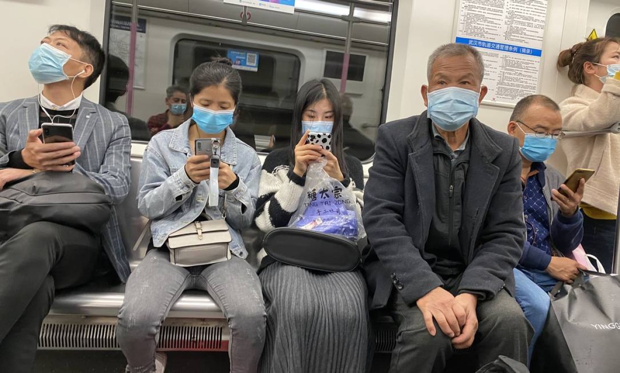 Passageiros usam máscara em metrô da cidade, que concentrou 80% das mais de 4.600 mortes provocadas pelo novo coronavírus na China Foto: Marcelo Ninio / O Globo