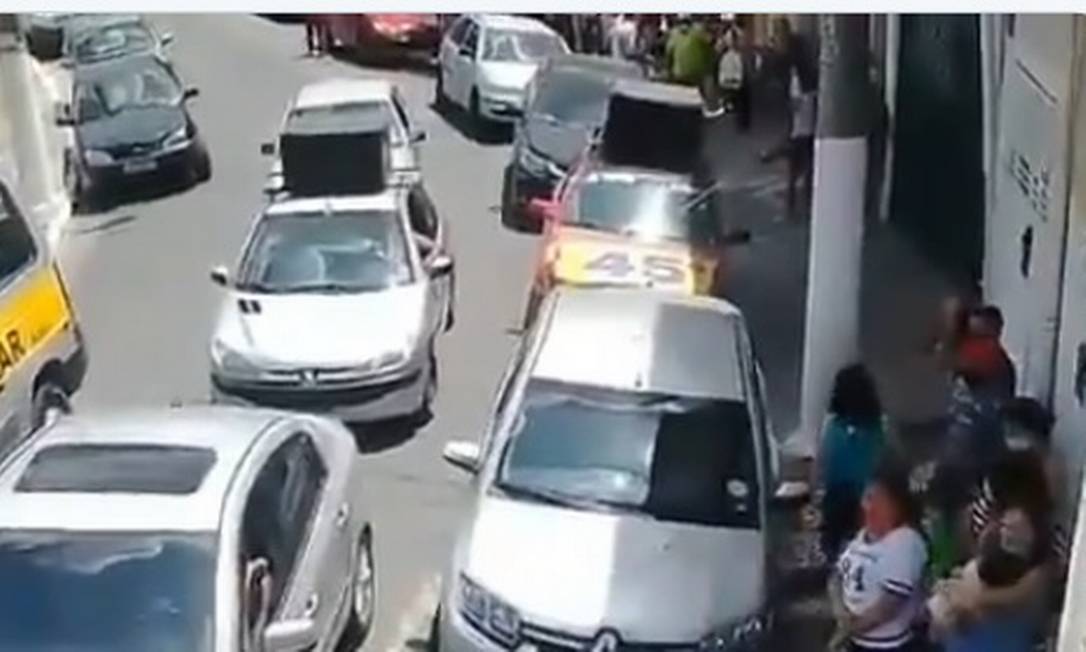 Moradores de Brasilândia fazem fila para pegar cestas básicas da prefeitura, e carro de campanha de Covas toca jingle do tucanos Foto: Reproduçao
