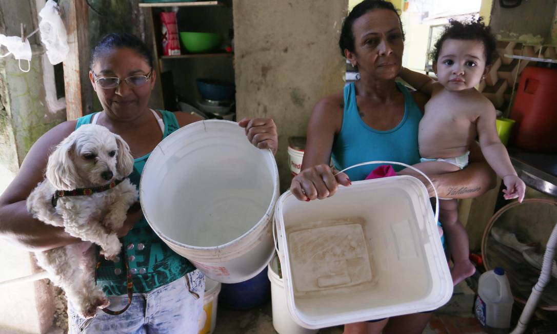 Reparo na linha de abastecimento do Lameirão deixa moradores de Nilópolis sem água da Cedae Foto: Cléber Júnior / Agência O Globo