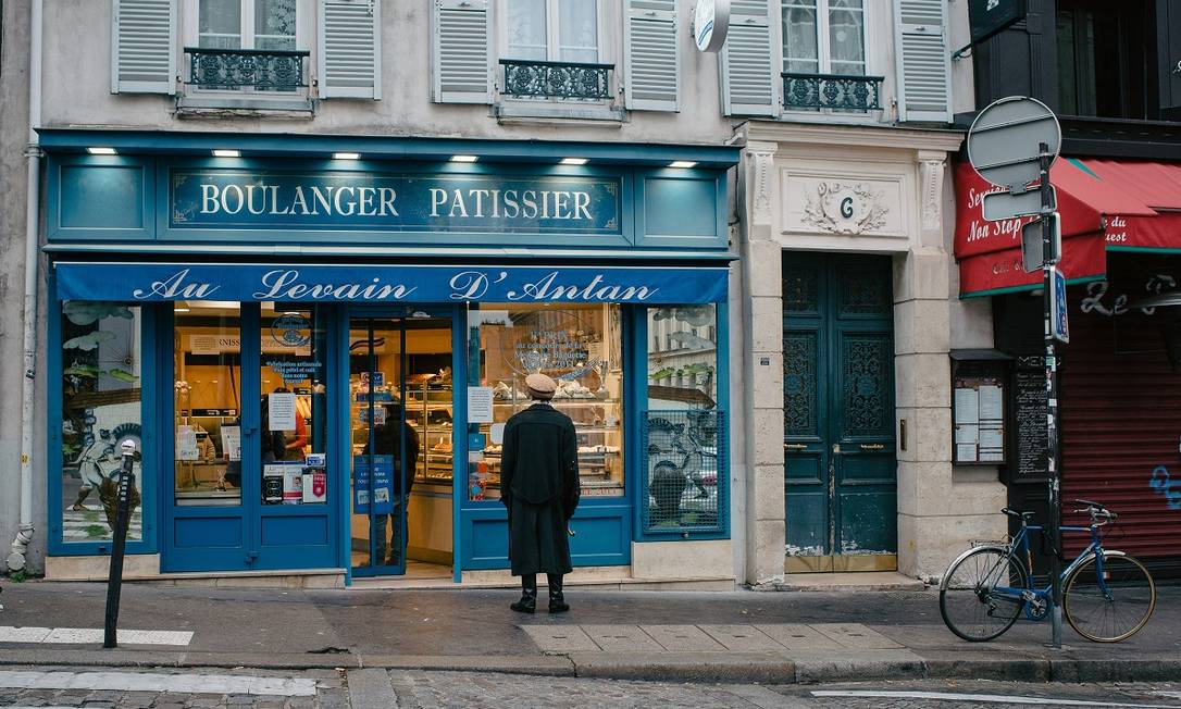 Uma típica padaria em Paris: se a pandemia não te permite visitar a capital francesa, por que não aprender a fazer pão em casa? Foto: Dmitry Kostyukov / The New York Times