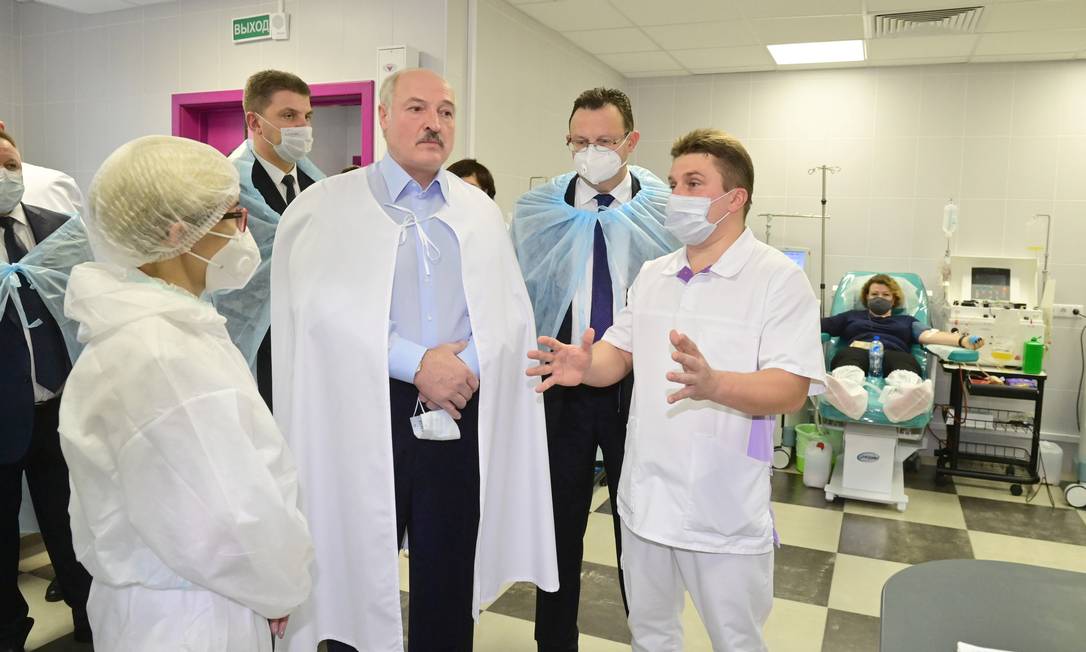 Presidente da Bielorrússia, Alexander Lukashenko, visita um centro médico na capital, Minsk Foto: Andrei Stasevich/BelTA / via REUTERS