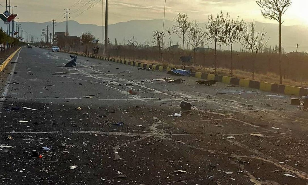 Danos após um ataque que teve como alvo o carro do cientista nuclear iraniano Mohsen Fakhrizadeh perto da capital Teerã Foto: IRIB NEWS AGENCY / AFP