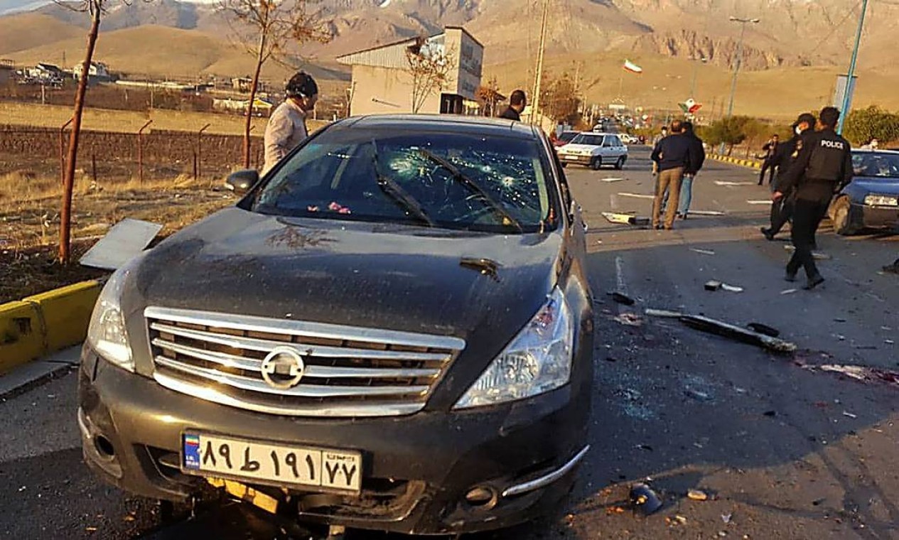 Carro danificado do cientista nuclear iraniano Mohsen Fakhrizadeh após ter sido atacado perto da capital Teerã. Foto: IRIB NEWS AGENCY / AFP
