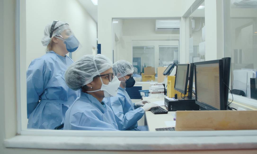 Cena de 'Por um respiro', série do Globoplay que mostra a rotina de profissionais da saúde no enfrentamento à pandemia Foto: Divulgação