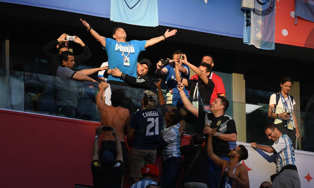 Maradona teve uma de suas atuações mais teatrais na arquibancada do estádio em São Petersburgo, em jogo da Argentina na Copa de 2018 Foto: OLGA MALTSEVA / AFP