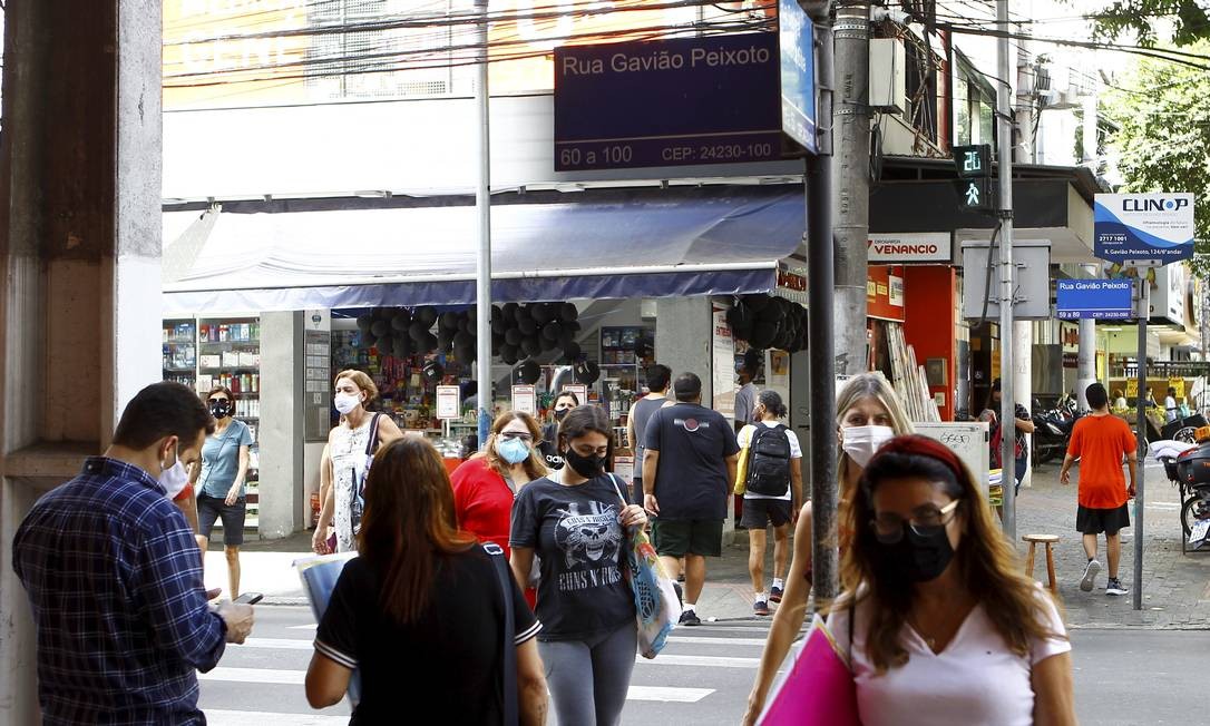 Movimentação em Icarai: especialista aponta maior circulação como fator que elevou os índices de transmissão na cidade Foto: Guilherme Pinto / Agência O Globo