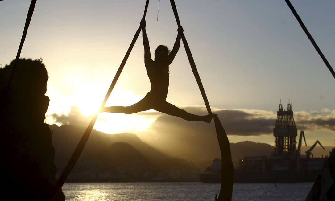 Pôr do sol. Aluna realiza movimento no tecido acrobático: apresentações são feitas a partir de uma música-tema Foto: Guilherme Pinto