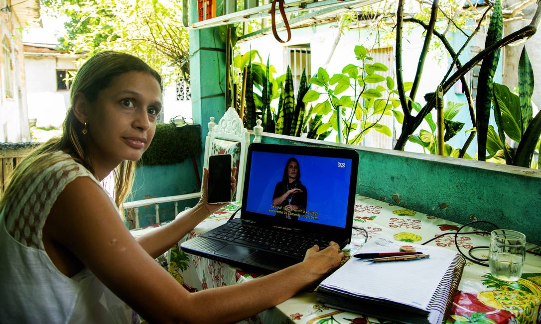 Vanessa dos Anjos estuda Pedagogia da varanda de sua casa em Realengo, Zona Oeste do Rio Foto: Antonio Scorza / Agência O Globo