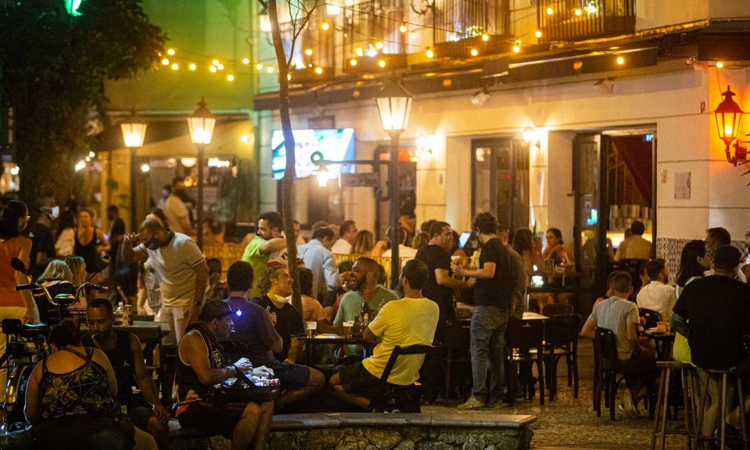 Com flexibilização, bares e restaurantes têm ficado cheios como em dias normais; nota técnica sugere recuo Foto: Hermes de Paula / Agência O Globo