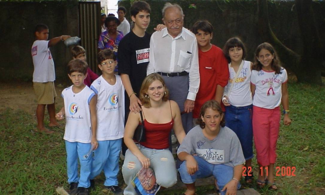O registro de 2002 mostra Miguel Arraes, falecido três anos depois, com netos e bisnetos. Marília, então com 18 anos, está de blusa vermelha; João Campos (de óculos) recém completara 9 Foto: Arquivo pessoal