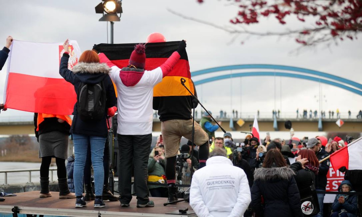 Negacionistas polonêses e alemães participam de um protesto contra as restrições do governo para conter a segunda onda da Covid-19 na fronteira em Frankfurt do Óder, Alemanha Foto: HANNIBAL HANSCHKE / REUTERS - 28/11/2020