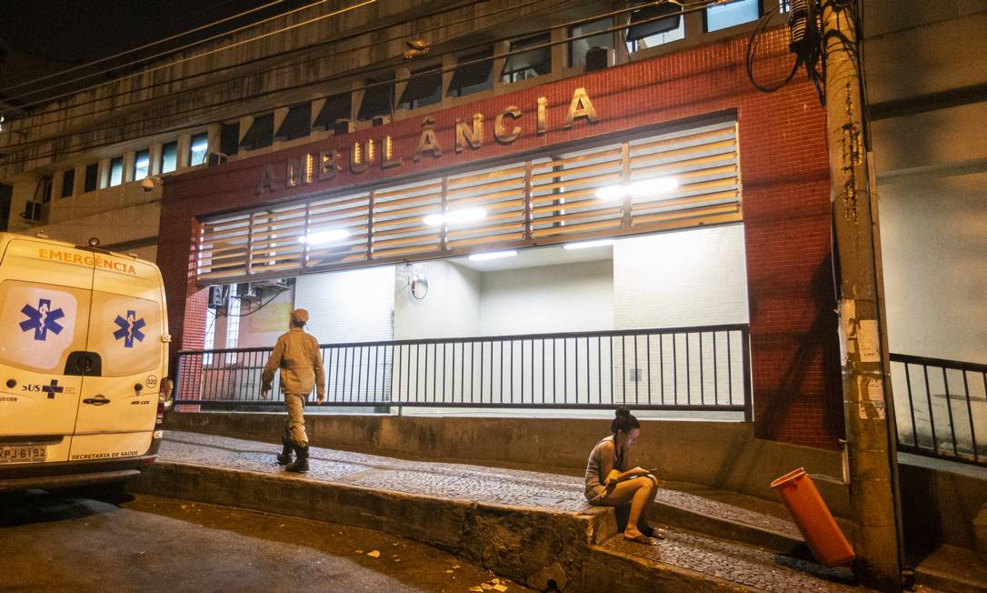 Vítimas foram levadas para o Hospital Getúlio Vargas Foto: Hermes de Paula / Agência O Globo