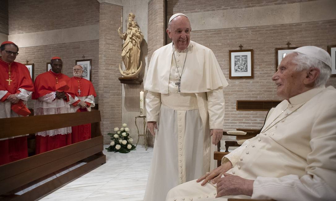 O Papa Francisco, 83 anos, e o Papa Emérito Bento XVI, de 93, recebem novos cardeais da Igreja após cerimônia de nomeação na Cidade do Vaticano neste sábado (29) Foto: HANDOUT / AFP