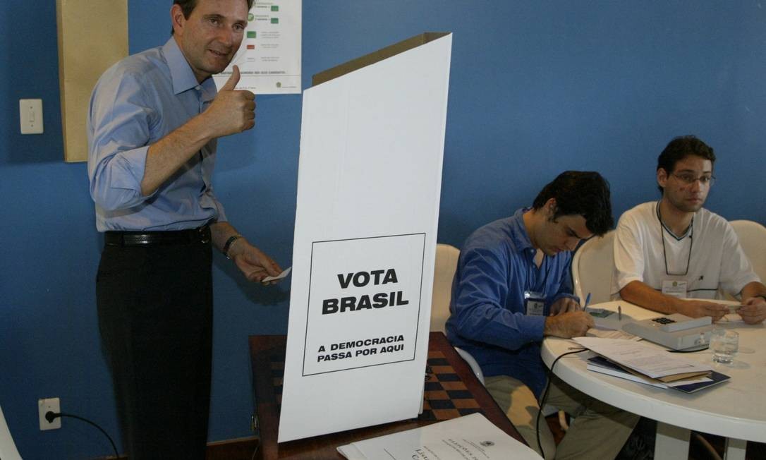 Marcelo Crivella makes a positive gesture before the 2002 vote Photo: Hipólito Pereira / Agência O Globo - 06/10/2002