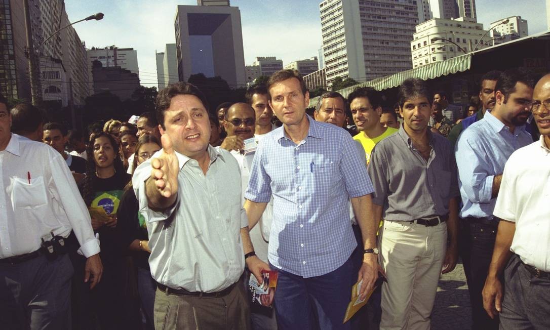 In the debut of his political career, as a candidate for the Senate, Crivella campaigned with former governor Anthony Garotinho, who was trying to be elected president of Brazil Photo: Nelson Veiga / Agência O Globo - 06/07/2002