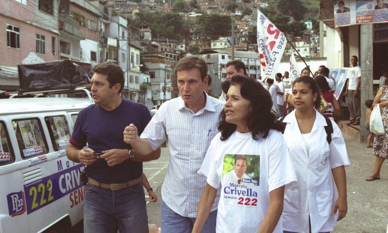 Marcelo Crivella durante campanha ao Senado, em 2002, no Morro do Borel, na Tijuca, Zona Norte do Rio Foto: Jorge William / Agência O Globo - 22/08/2002