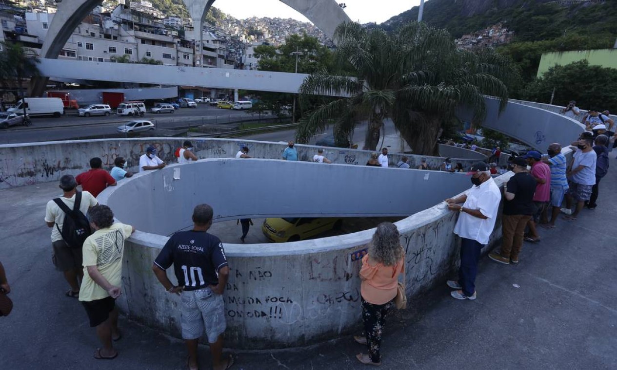 Fila de eleitores na passarela da Rocinha, Zona Sul do Rio, para votar no CIEP Ayrton Senna Foto: Fabiano Rocha / Agência O Globo