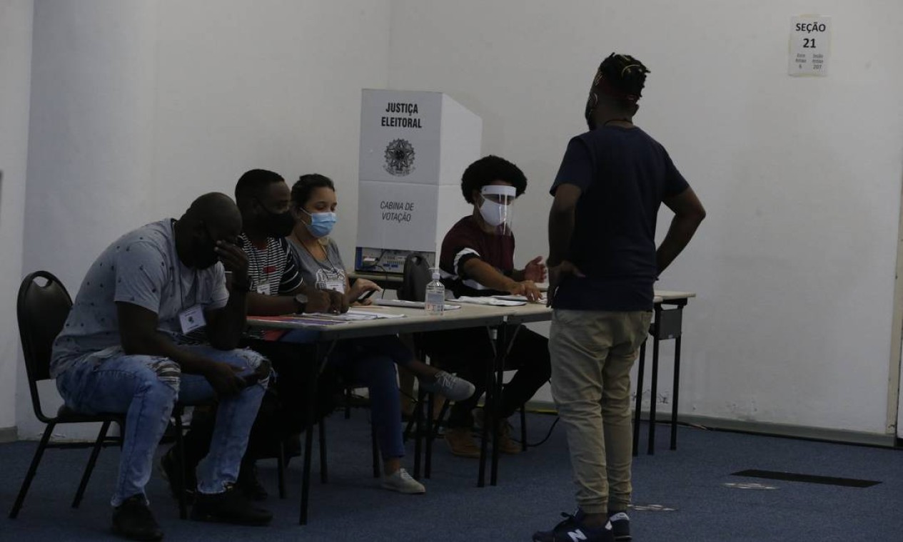 Trabalhadores da justiça eleitoral e eleitores precisam usar máscara de proteção para votar Foto: Fabiano Rocha / Agência O Globo