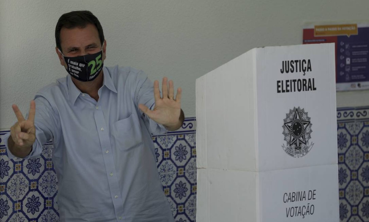 Eduardo Paes (DEM), candidato a prefeito do Rio, posa depois de votar no Gávea Golfe Clube, em São Conrado, Zona Sul do Rio Foto: Gabriel de Paiva / Agência O Globo