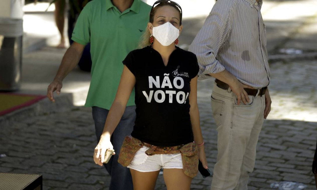 Eleitora prega contra o voto, no Gávea Golfe Clube Foto: Gabriel de Paiva / Agência O Globo