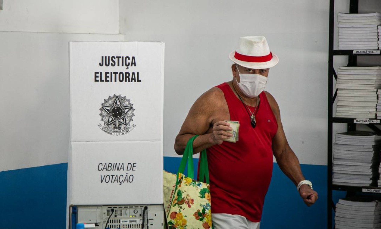 Eleitor com chapeu de "Zé Pilintra", entidade da umbanda, vota no Ciep Ayrton Senna, na Rocinha, Zona Sul do Rio Foto: Hermes de Paula / Agência O Globo