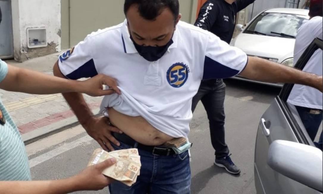Antonio Uedson da Silva, procurador-geral adjunto do Município de Caucaia, flagrado com dinheiro na cueca na véspera do segundo turno Foto: Reprodução