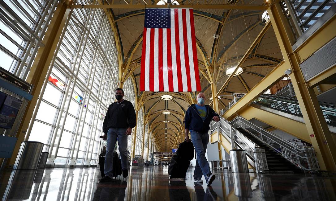 Passageiros caminham pelo Reagan National Airport, em Arlington, durante o feriado de Dia de Ação de Graças nos Estados Unidos Foto: HANNAH MCKAY / REUTERS