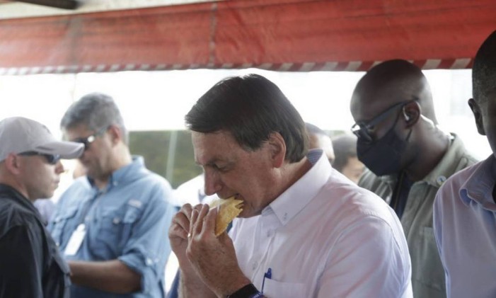 Após a votação, presidente Jair Bolsonaro foi a uma feira livre próximo à Vila Militar para comer um pastel Foto: Foto: Antonio Scorza / Agência O Globo