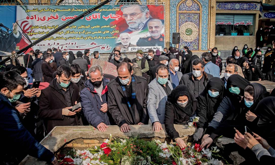 Iranianos participam da cerimônia de enterro do cientista nuclear Mohsen Fakhrizadeh no Norte de Teerã Foto: HAMED MALEKPOUR / AFP/27-11-2020